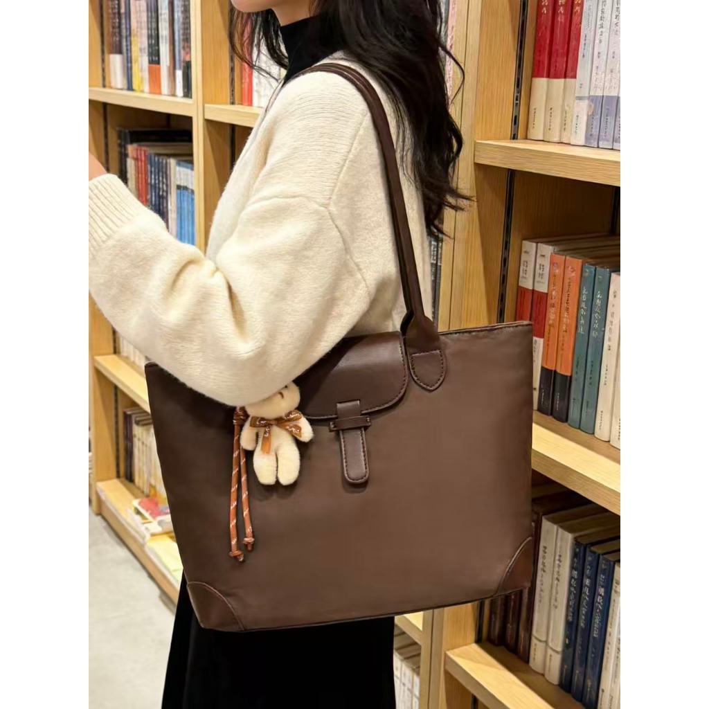 Bolsa Feminina De Ombro Em Couro Patchwork Com Pingente De Urso Grande Capacidade E Notebo...