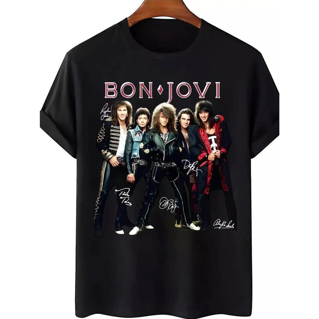 Camiseta Masculina com Estampa de Membros da Banda Bon Jovi - Assinaturas Oficiais: Jon Bon Jovi, Richie Sambora, Alec J