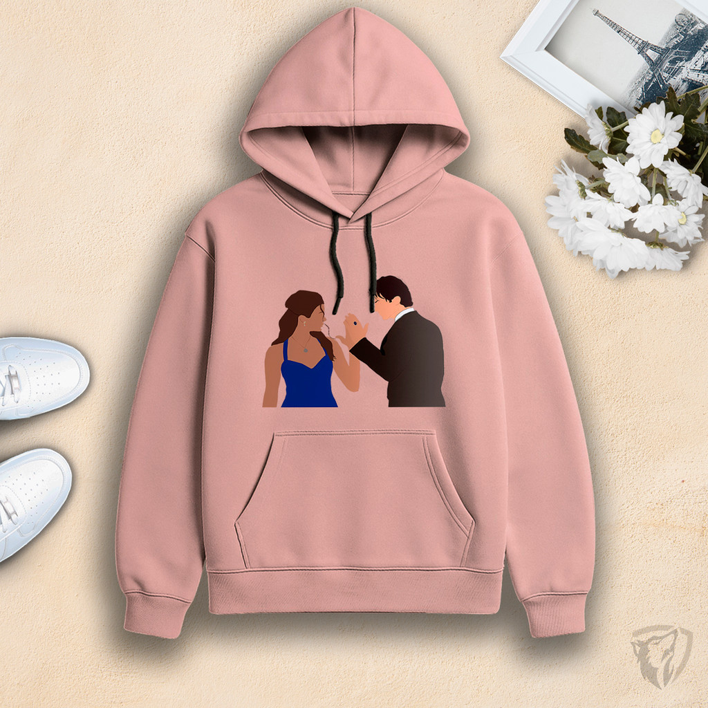 Blusa Moletom Canguru Unissex Personalizada Com Cena Romântica Damon E Elena The Vampire Diaries Inspiração Serie