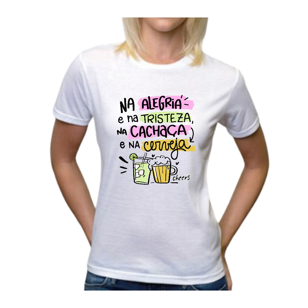 Camiseta Premium T-shirt T-shirt Camiseta Na alegria na tristeza na cachaça e na cerveja juntos para sempre aceita casar
