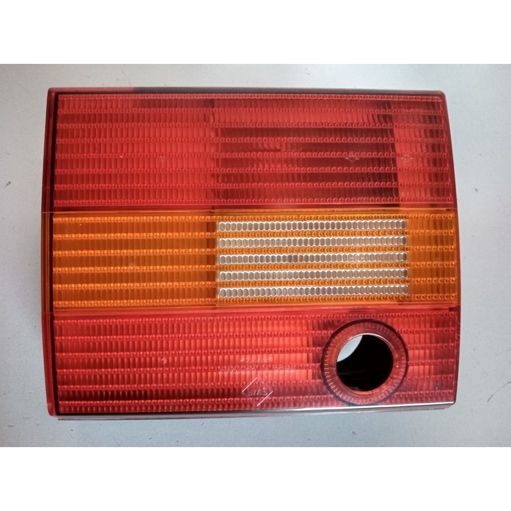 Lanterna Tampa Traseira Lado Direito Vw Passat Variant 96