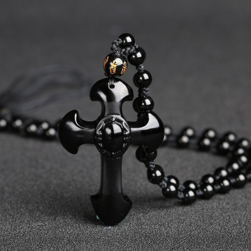 Colar de contas pretas de obsidiana com pingente de cruz adequado para joias charmosas masculinas.