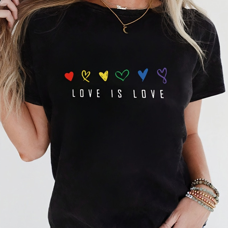 Camiseta Feminina Moderna E Confortável Em Puro Algodão Com Estampa De Corações Coloridos E A Frase "Love Is Love" Top