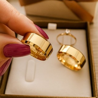 Par de Alianças Tungstênio 8mm Chanfradas Ouro 18k + Anel Solitário + Caixa Presente | Casamento Noivado