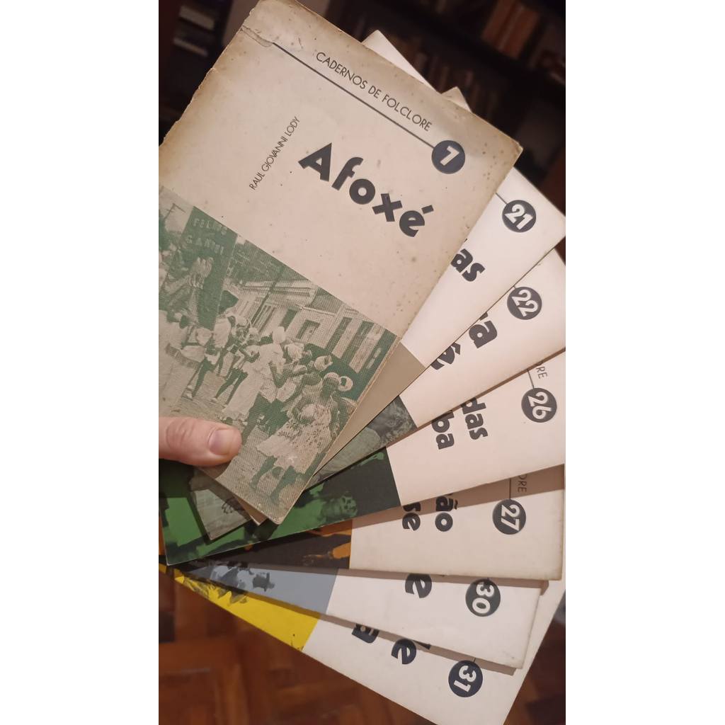 Coleção: Cadernos de Folclore (10 números - Folclore, Afoxé, Folia de Reis, O jogo das bolinhas, Dança do Lelê, Cambi...