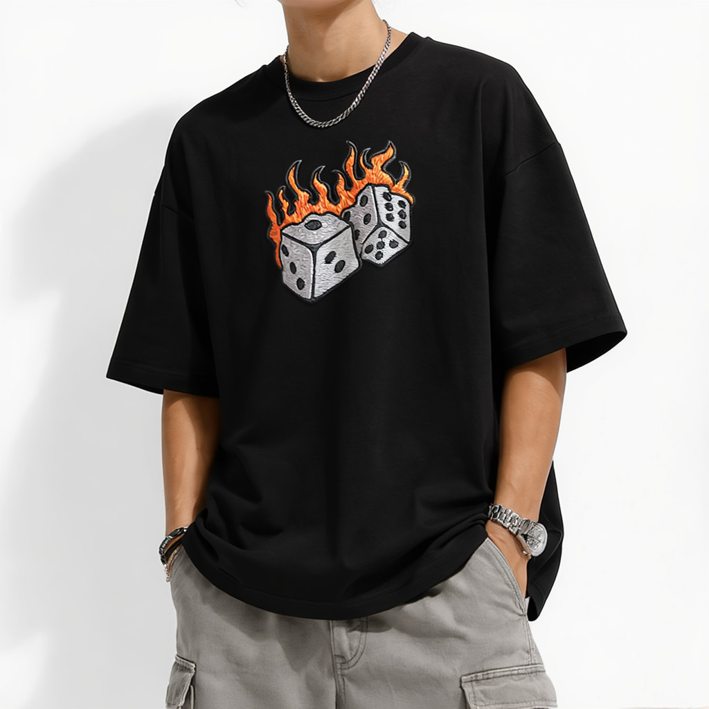 Camiseta Streetwear  Oversized Dados em Chamas Estampa Exclusiva Unissex Algodão Premium Conforto Estilo Alta Qualidade
