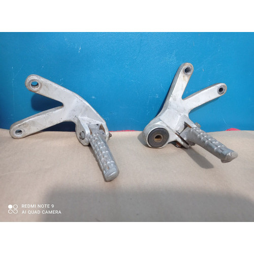 Par De Bacalhau Suporte De Pedaleira Fzr 1000 91 Original