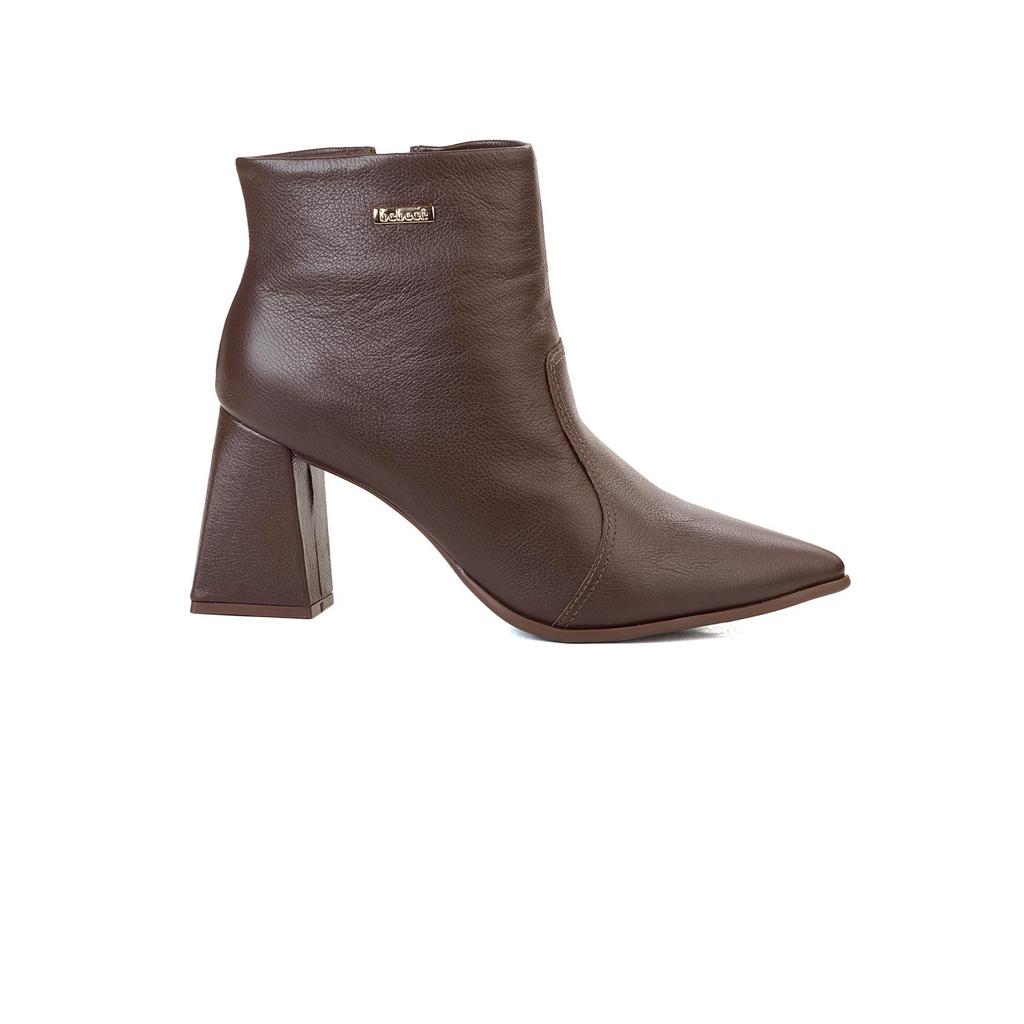 Bota Bebecê Ankle Boot Bico Fino em Couro com Placa de Metal Delicada