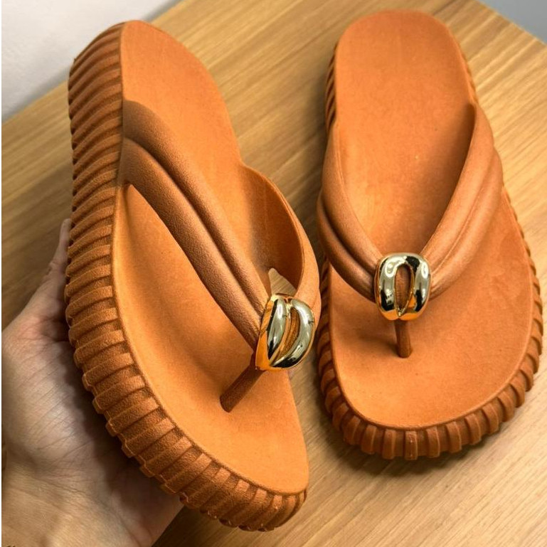 Chinelo Nuvem Feminino Sandalia Enfeite Dourada Metal Leve Eva Confortável Elegante Banho Praia