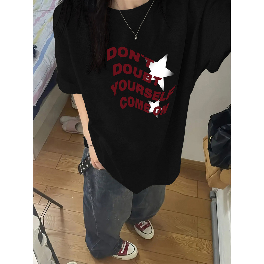Camiseta Feminina Estampa Y2K Letras Estrelas Oversized Gola Redonda Confortavel Estilosa Moderna Casual