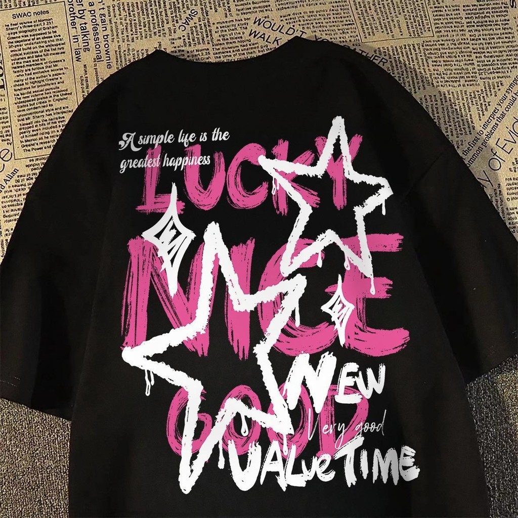 Camiseta Preta Unisex, Design com Estrelas Estilizadas e Textos "LUCKY", "NICE", "NEW" e "VALUE TIME", Moda Urbana