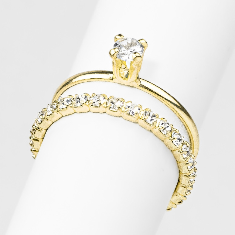 Kit com Dois Anéis Anel Solitário e Anel Aparador de Aliança Cravejado com Strass Banhado a Ouro