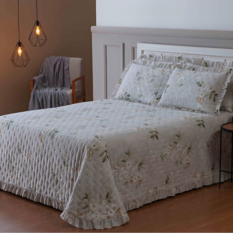 Colcha Julie Queen Dupla Face Matelada com Babado 2,40x2,60 – Elegância e Conforto