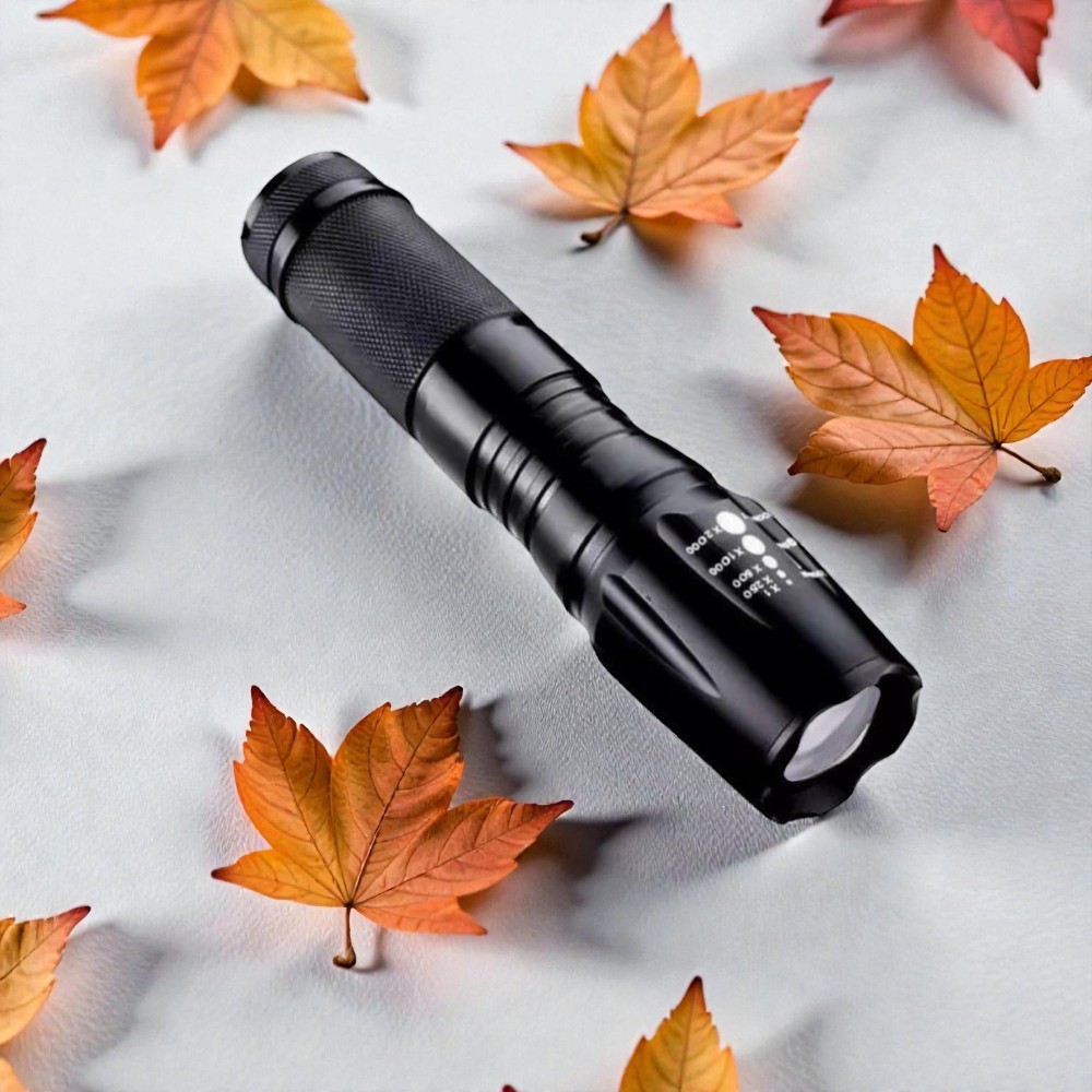 Mini lanterna tática portátil com zoom telescópico, recarregável via USB.