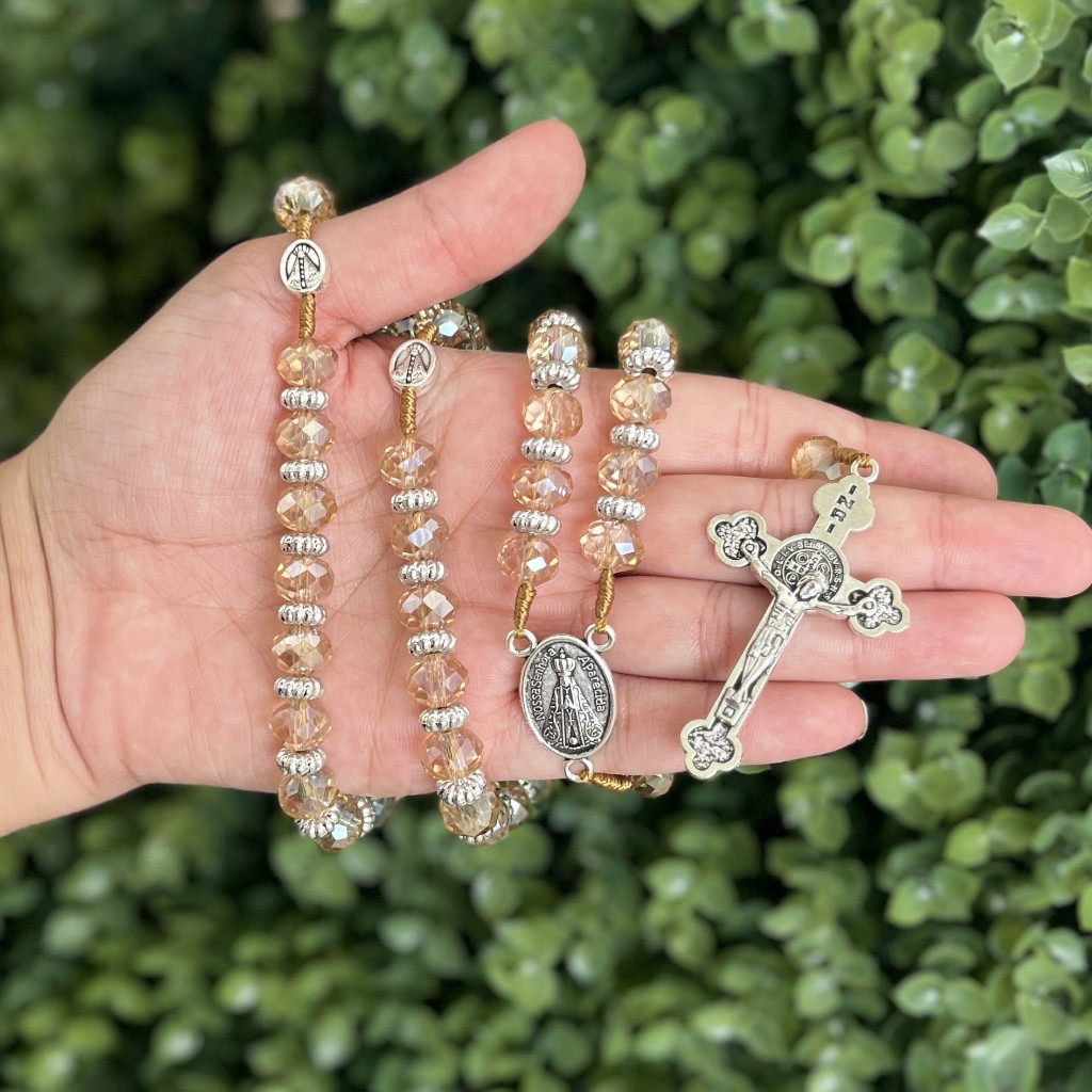 TERÇO DE CRISTAL MARROM DE NOSSA SENHORA APARECIDA em Oferta na Shopee