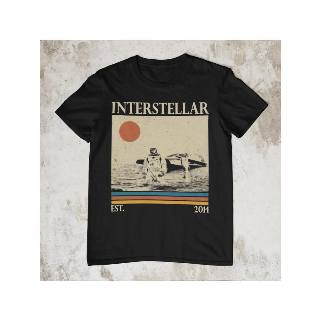 Camiseta Masculina Vintage Retro de Fic??o Científica Interstellar - Estampa Astronauta e Nave Espacial Preta com Design