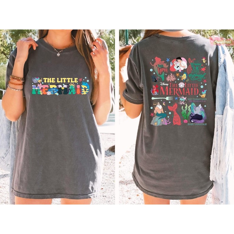 Camiseta oversized preta de algodão unissex, com design duplo com personagens e frases icônicas de A Pequena Sereia