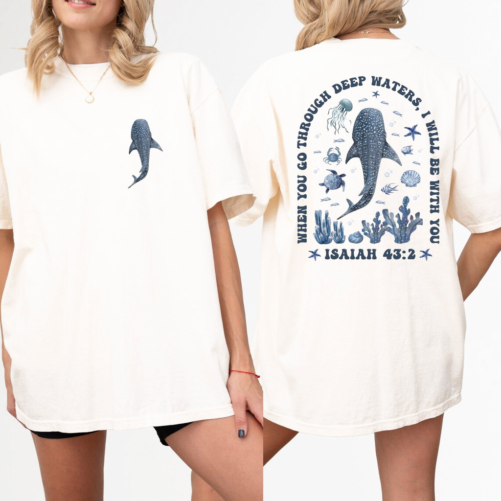 Camiseta Feminina Estampa Tubarão Baleia Vida Marinha Versículo Isaías 43:2 T-shirt Unissex Streetwear Envio Imediato