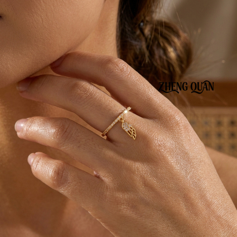 Anel Ajustável Aberto de Zircônia Cúbica e Cobre Dourado com Pingente, Banda Dourada com Diamantes Pavê e Pingente de Fo