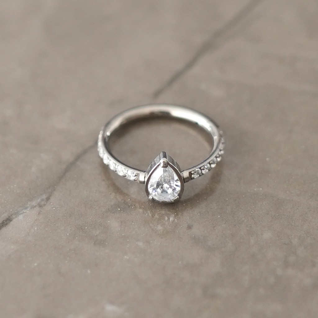 【Brilha】DROP PAVE — Piercing Argola Gota Cravejada Clicker G23 Titânio – Hélix / Daith / Conch / Cartilagem