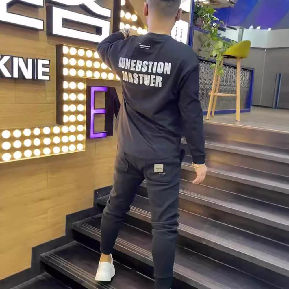 Nova camiseta masculina de manga longa estilo coreano para o outono, simples e elegante, com bainha curvada, estampa de