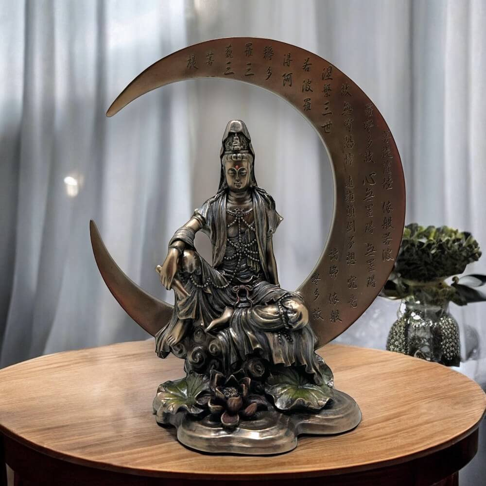 Veronese Design - Kuan Yin Sentada na Lua Crescente Com Sutra Coração Bronzeada
