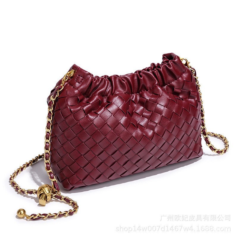 [Fornecimento exclusivo transfronteiriço] Novo estilo de bolsa de nuvem com corrente de Metal bolsa de ombro tecida à mã