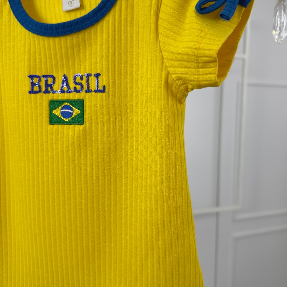 Blusa Infantil Manga Curta Copa 2026 Brasil Paetê Bordado Amarelo Listras Laço Azul