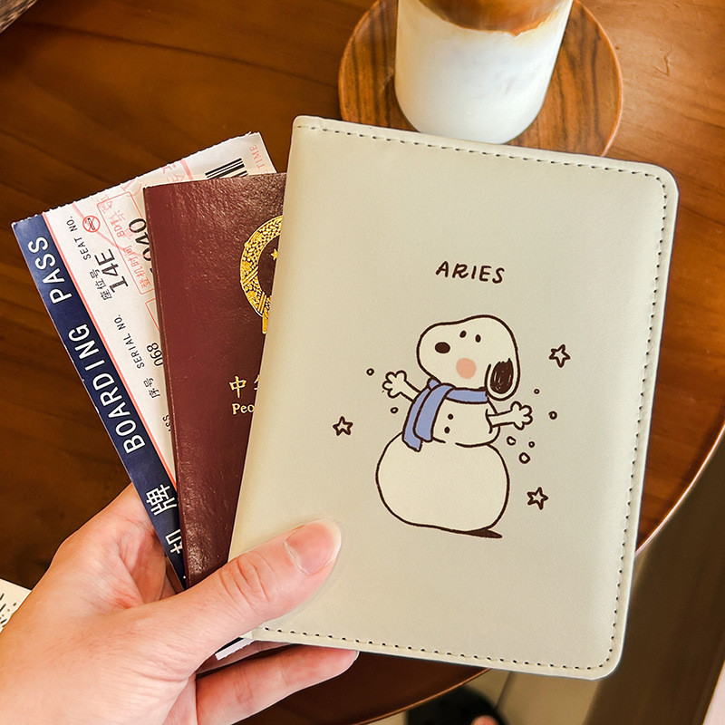 Snoopy Cute Passport Holder Capa Para Documentos De Viagem Carteira De Cartão Multifuncional Armazenamento Portátil Viag em Oferta na Shopee