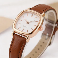 Relógio Quartzo Feminino Vintage Couro Marrom, Design Simples Elegante, Ótimo Acessório para Look Casual