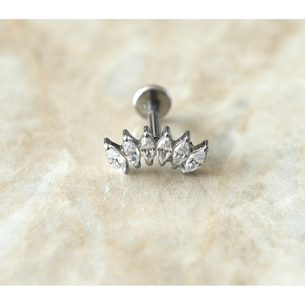 【Brilha】CROWN PAVE — Piercing Labret Marquise Cluster Cravejado Flat Back G23 Titânio – Hélix / Tragus / Conch