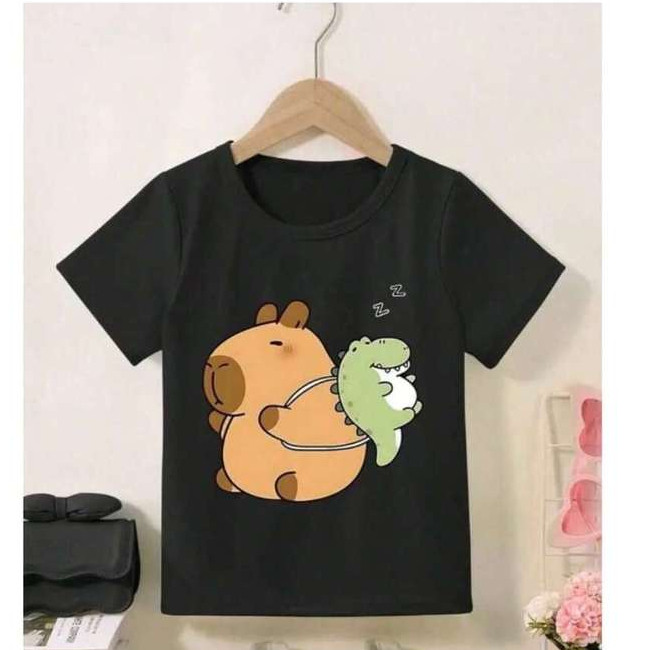 Camiseta Para Meninos Capivara com Mochila de Dino Blusa Básica De Manga Curta com Estampa de Capivara e Dinossauro