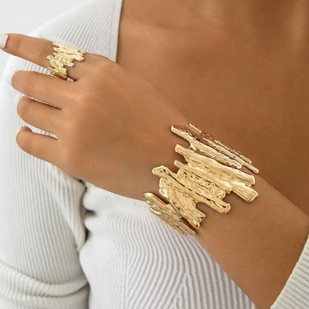 Conjunto Feminino Bracelete Largo Texturizado e Anel Ajustável banhado Ouro 18K e Prata925