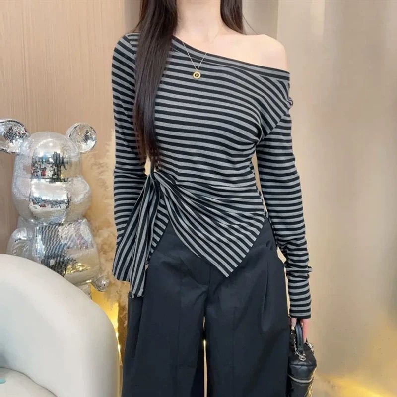 Estilo coreano listrado Irregular fora do ombro preguiçoso divisão ombro inclinado manga comprida camiseta feminina iníc