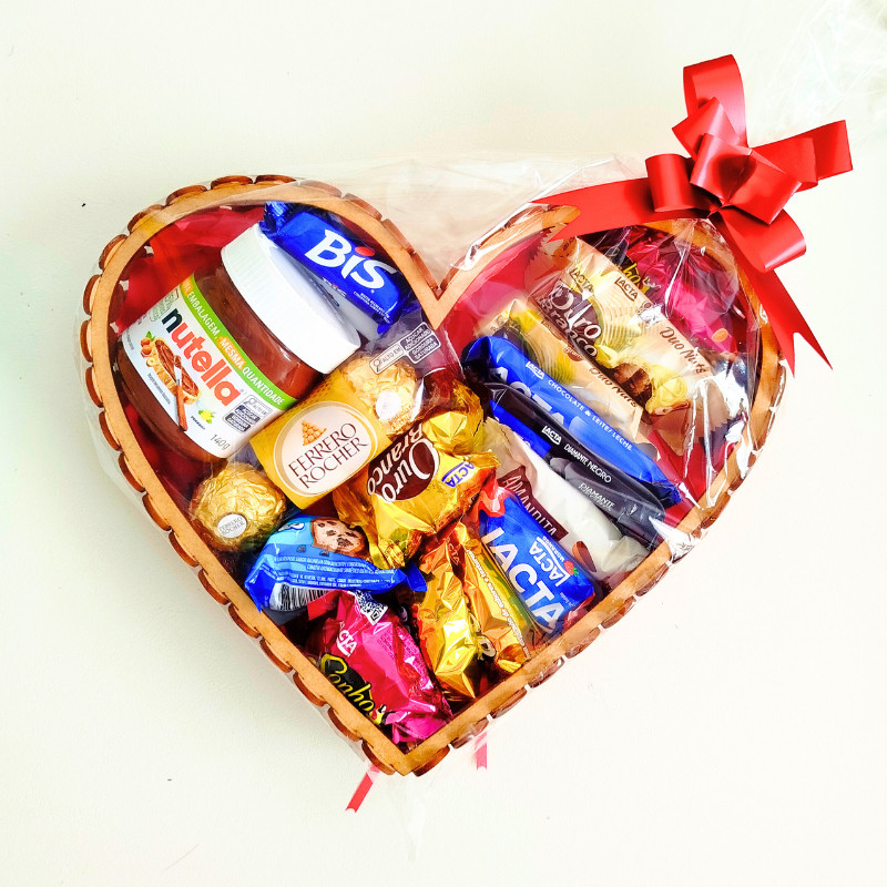Cesta de Coração com Chocolates Bombons para Presente Namorados Nutella Ferrero Lacta ou Nestle