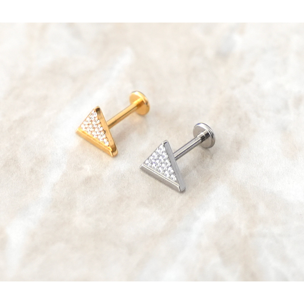 【Brilha】TRIANGLE PAVÉ — Piercing Labret Triângulo Cravejado G23 Titânio – Tragus / Hélix / Cartilagem