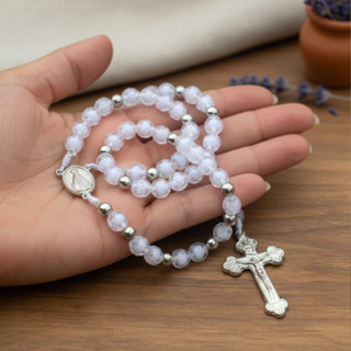 Terço Artesanal com Pedras de Acrílico Branco_Metais Prata em Oferta na Shopee