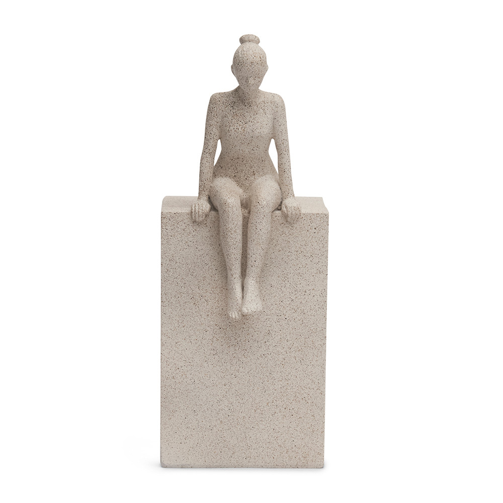 Escultura decorativa pessoa mulher sentada na pedra mart