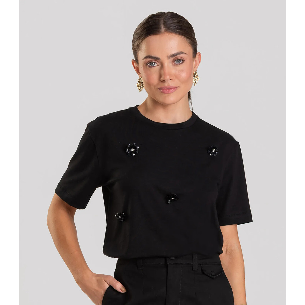 T- Shirt Feminina com Aplique de Flores Dianna Preto em Oferta na Shopee