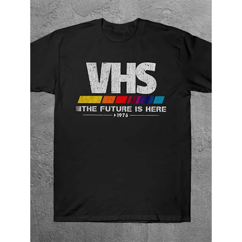 Camiseta Unissex Plus Size Retro VHS Film 1970s Future Is Here Design Preto Branco Confortável Estilosa Retrô Casual