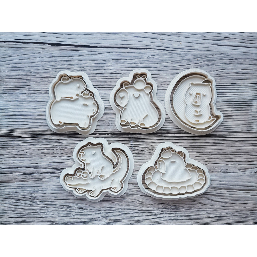 Kit 5 Formas de Biscoito e cortador Capivara Fofa com Crocodilo de Maçã