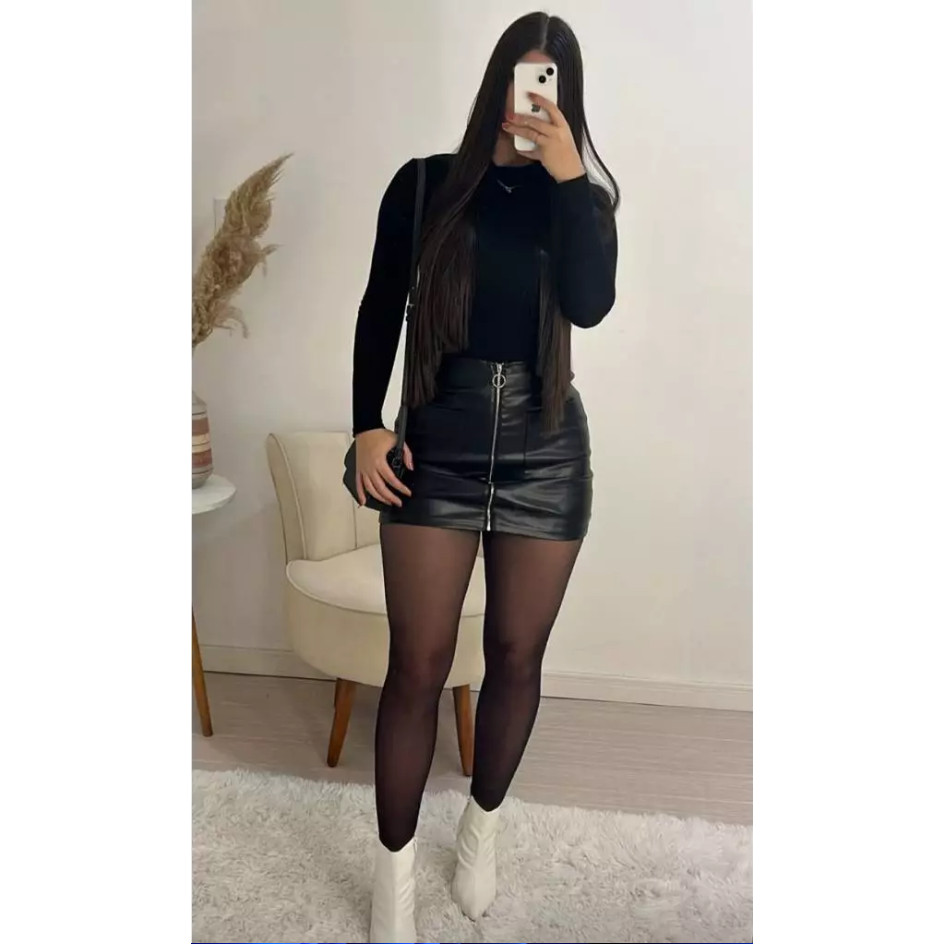 Conjunto bory manga longa gola alta e saia curta couro