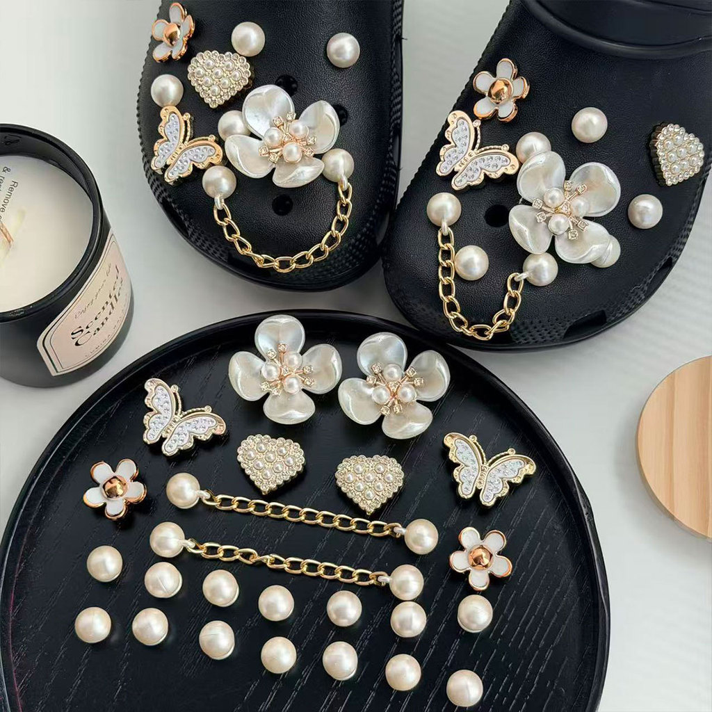 Kit De Amuletos De Sapato De Borboleta E Flor Dourada De 24 Peças , Decorações De Tamanco De Pérola ABS Com Corrent