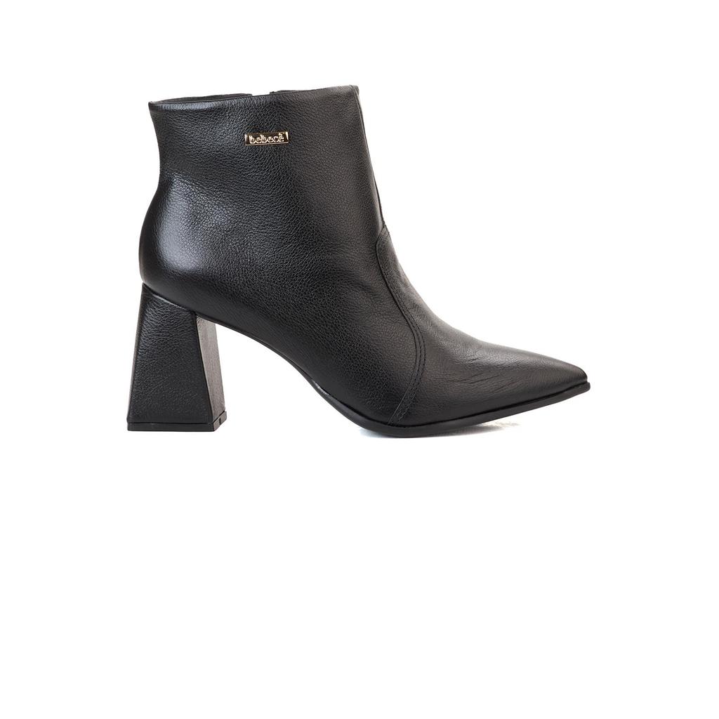 Bota Bebecê Ankle Boot Bico Fino em Couro com Placa de Metal Delicada