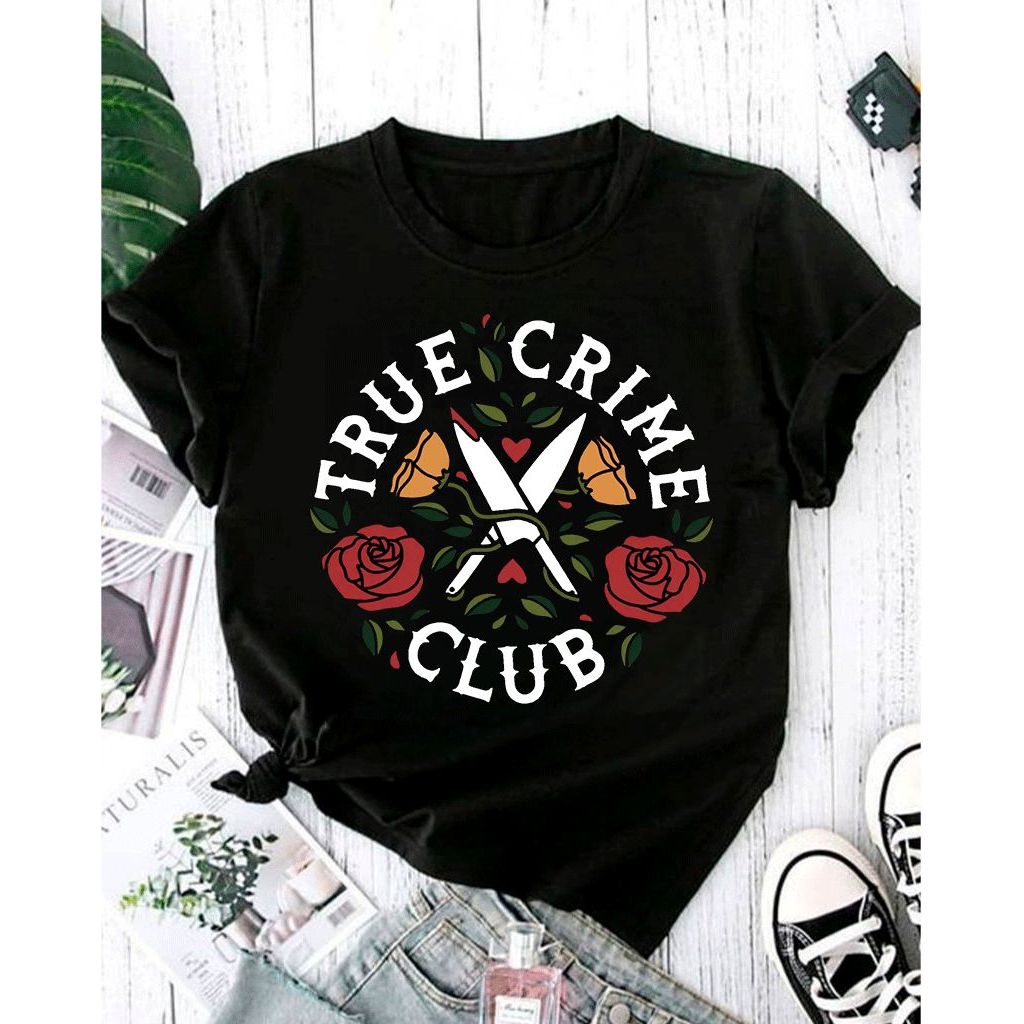 [Camiseta Premium em Algodão Puro]SISI Camiseta True Crime Club: Rosa,Coração,Tesoura,Estilo Retro,Algodão