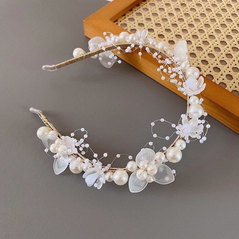 Arquinho de Pérolas e Flores Branca Feita à Mão – Acessório de Noiva Dama de Honra Debutante