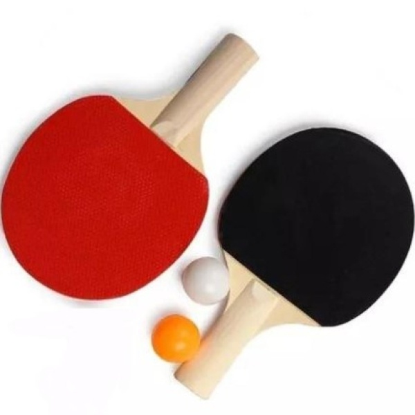 Uma raquete de tênis de mesa com duas bolinhas de cores sortidas é composta por uma raquete de tênis de mesa, duas bolinhas de tênis de mesa de cores diferentes e uma bolsa para guardar a raquete e as bolinhas