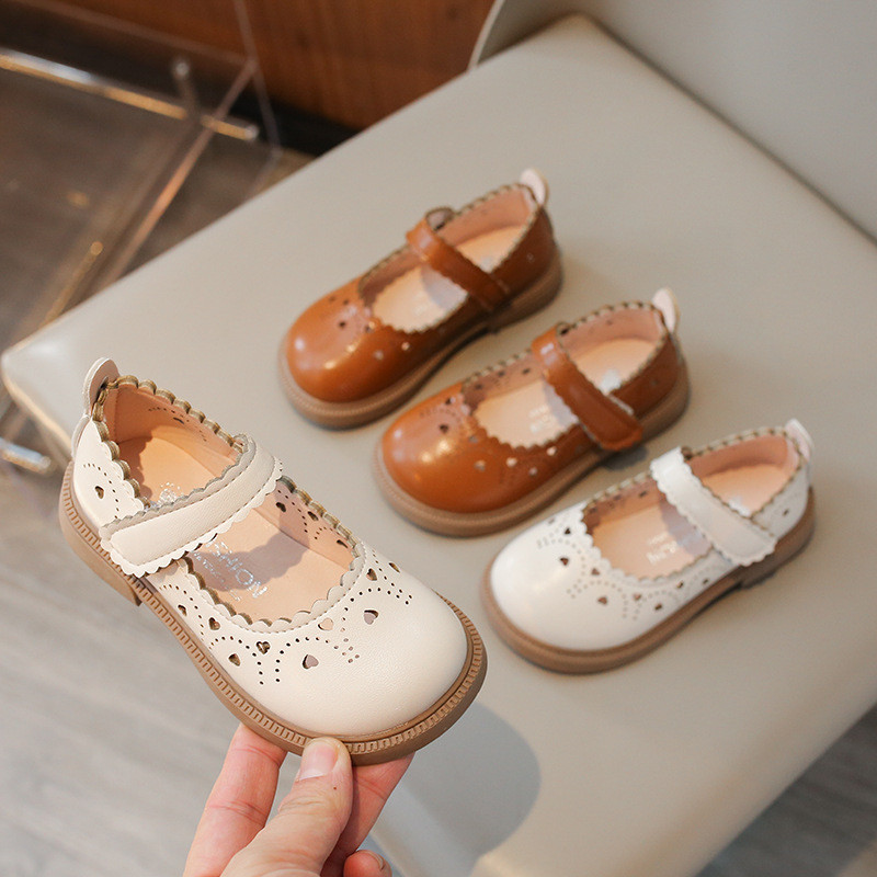 Meninas pequenos sapatos de couro 2024 primavera verão novo estilo sola macia sapatos casuais moda simples respirável