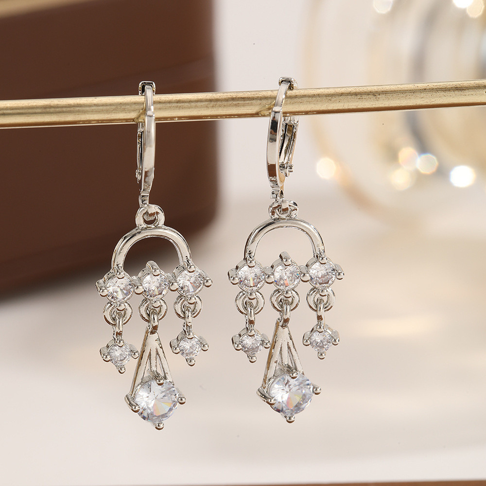 Ruby * Light Luxury Piscando Diamante Borla Brincos Femininos High-End Zircon Brincos em Forma de Leque com Brincos Comm