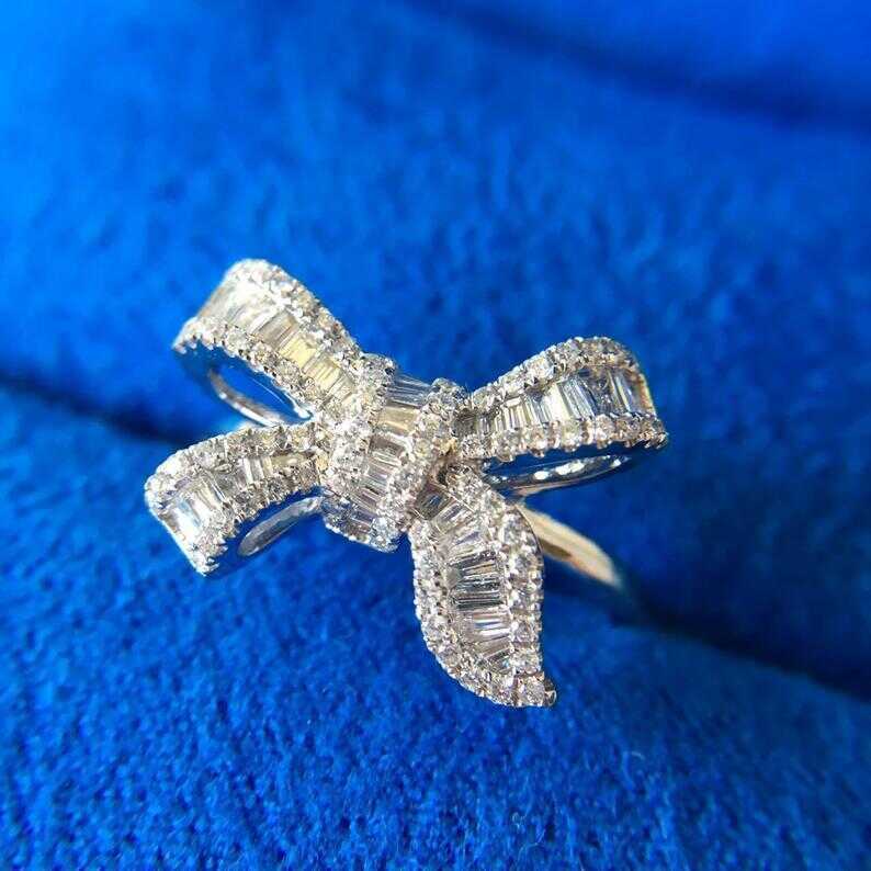 Novo estilo arco escada quadrado anel de diamante bonito luxo simulação anel diamante temperamento feminino anel de casa